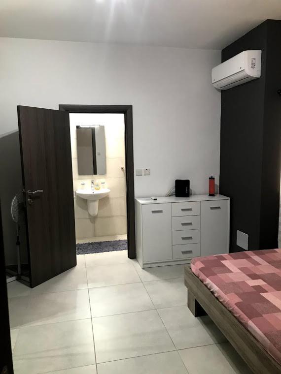 Luqa Apartment - 5 Mins From Airport المظهر الخارجي الصورة